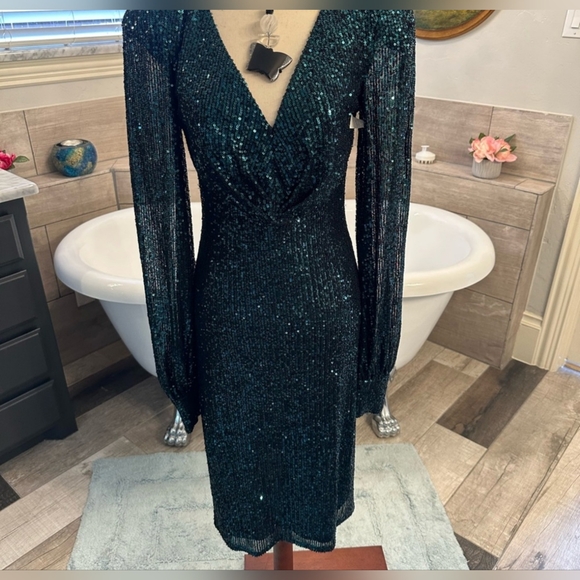 NWT leena Mac Duggal Emerald Sequin Green Dress With Long Sleeves Gold Buttons 6 - Picture 3 of 10